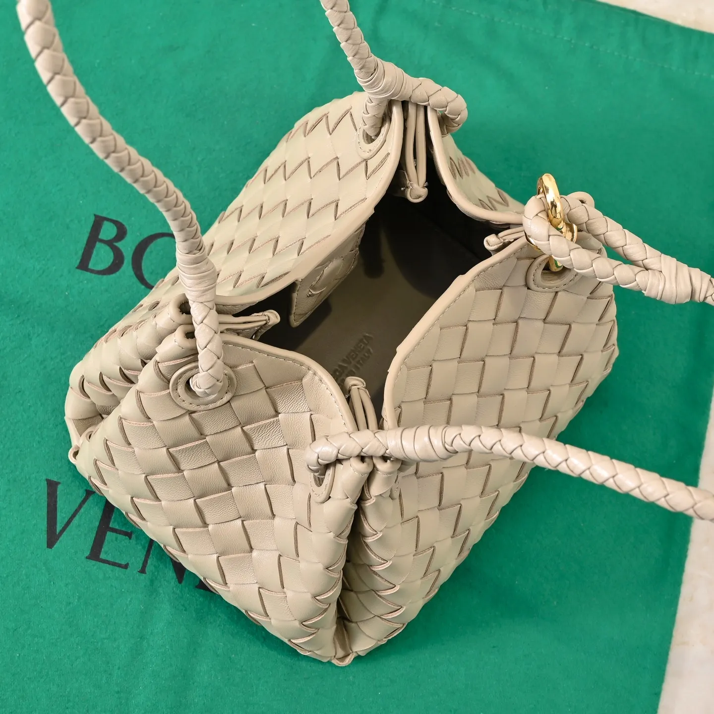 Batch 1760 BV home is new! Andiamo combines Bottega Veneta archives parachute handbags to inherit retro elements and integrate modern trends. The same style as Shu Qi's Beijing Night. It is a continuation of the classic bag. It has three functions: hand carry, shoulder and cross-body. It is embellished with metal brass knot buckles. The capacity of the small one is amazing. It can easily hold sunglasses in a box/small bottle of water/powder powder/charger and other daily necessities when going out. The upper body is versatile. Style number: 6569 Size: 21*17*16.5cm